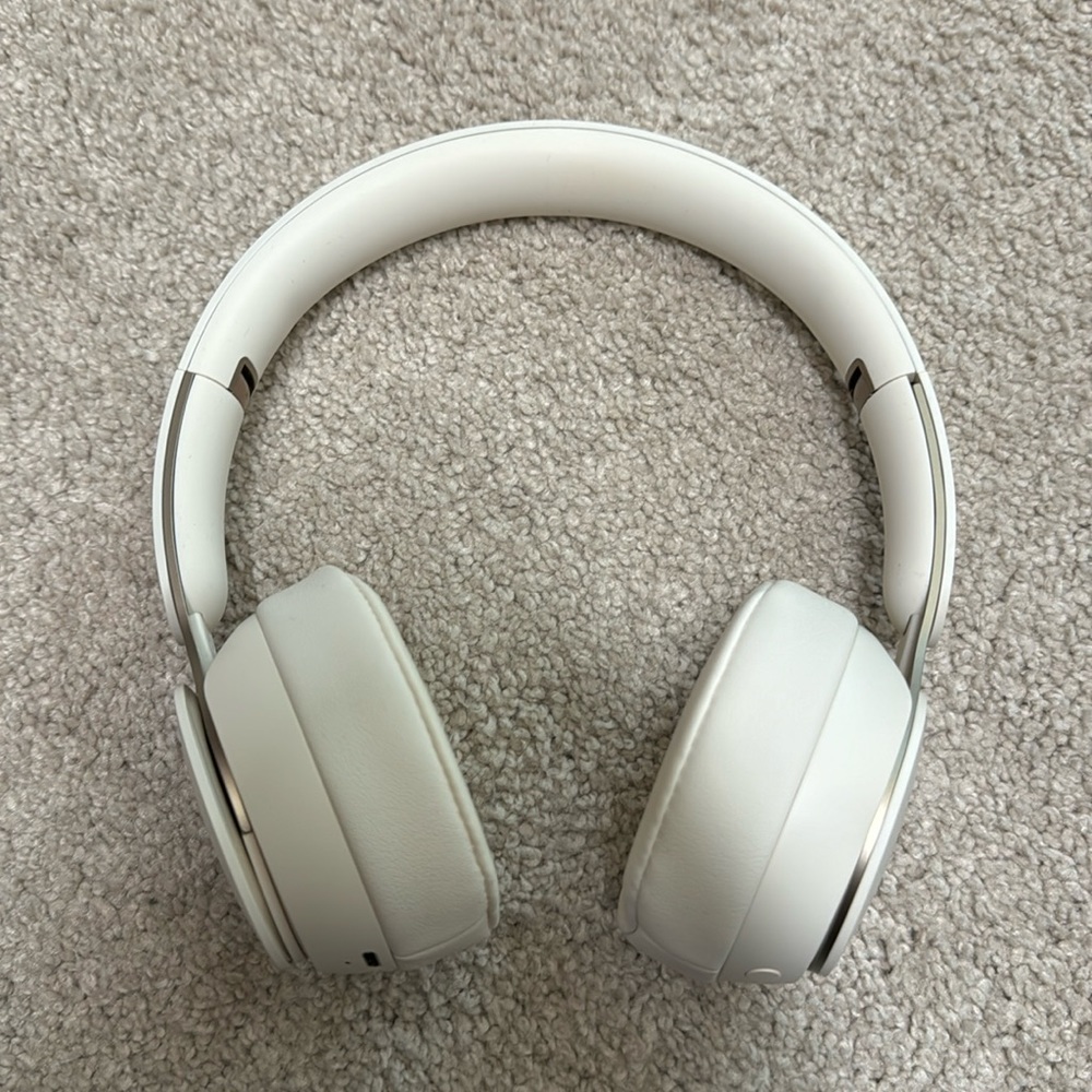 Beats Solo pros. In perfect condition comes with carrier but no charger